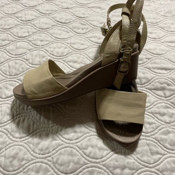 Crocs - women’s Leigh - Ann ankle strap leather wedge beige sandals size 5 - Picture 2 of 5